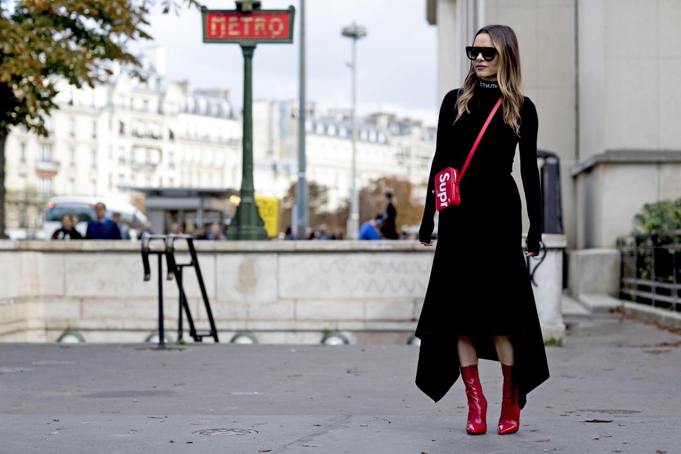 Aunque las riñoneras han reinado en los looks de las it girls, las bolsos bandolera le han tomado la delantera. Además con tan cómodos como ellas y más estilosos