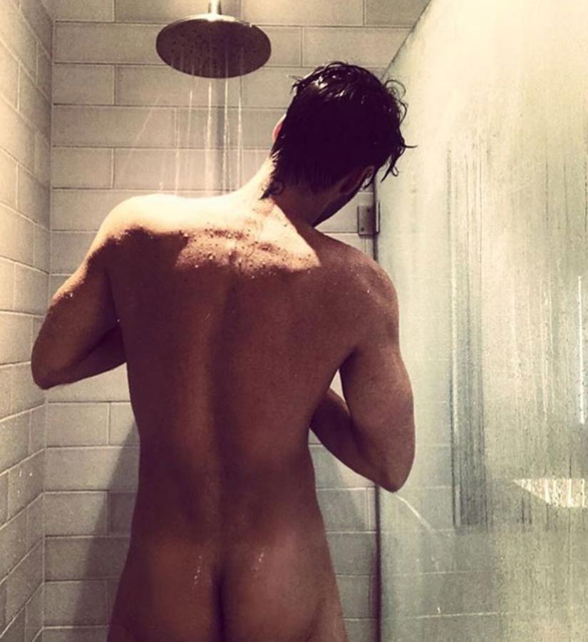 Jon Kortajarena presume de cuerpo en esta fotografía tomada en la ducha, que compartió en sus redes este mismo noviembre.