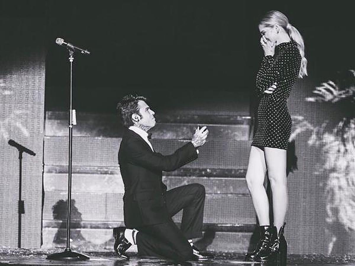 Chiara Ferragni se prometía a Fedez en un concierto de su banda. La Blogger anunciaba también que está embarazada.