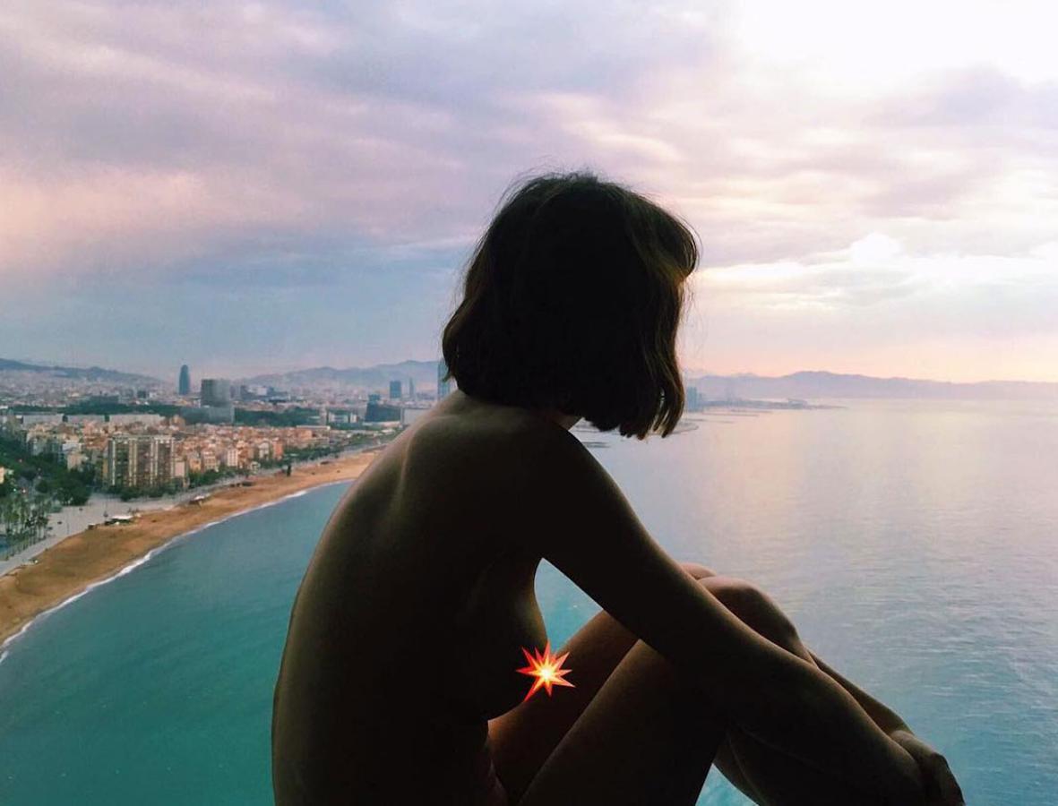 "Aquí, en tetis y flipándolo heavy con las vistazas de Barcelona", escribía Úrsula Corberó en su Instagram.