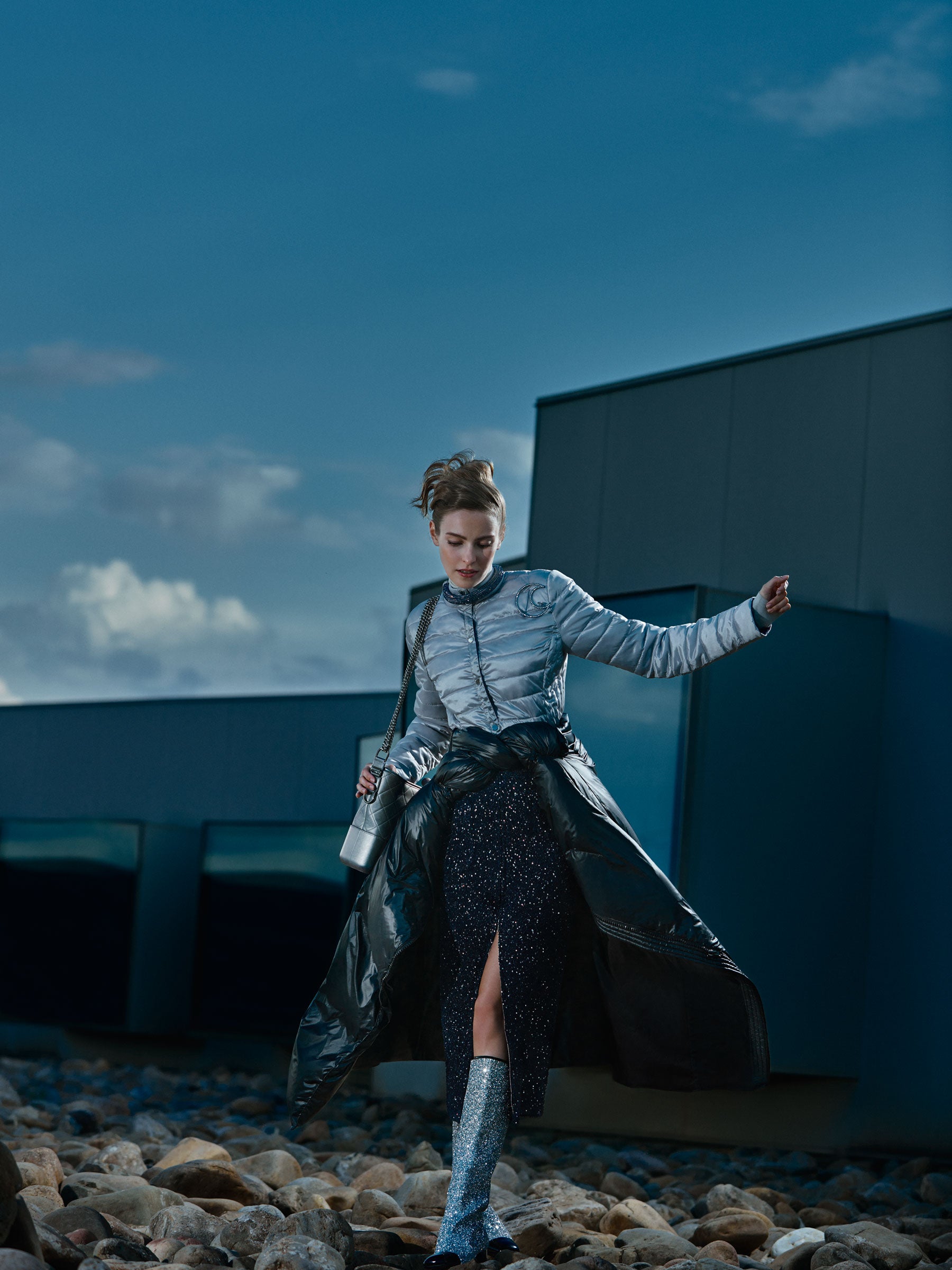 Falda, bolso, botas, broche y collar de Chanel. El plumas plateado es de Elogy para El Corte Inglés, y el que va atado a la cintura, de MM6 Martin Margiela. Cuello vuelto de Theory.