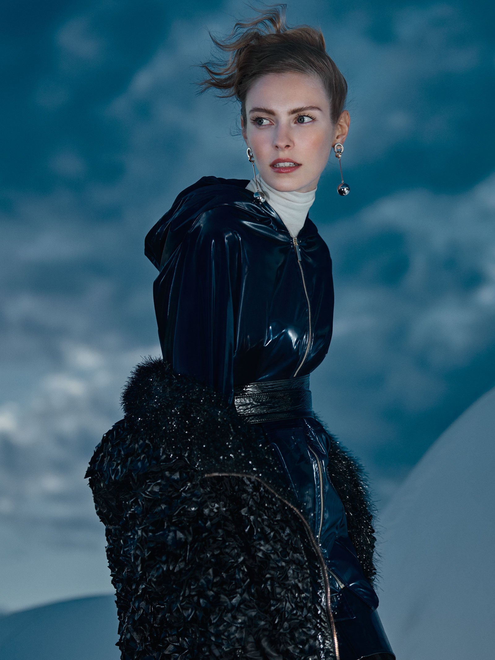 Chaqueta y falda de Javier Simorra, abrigo de Custo, pendientes de Mango y cuello vuelto de Theory.