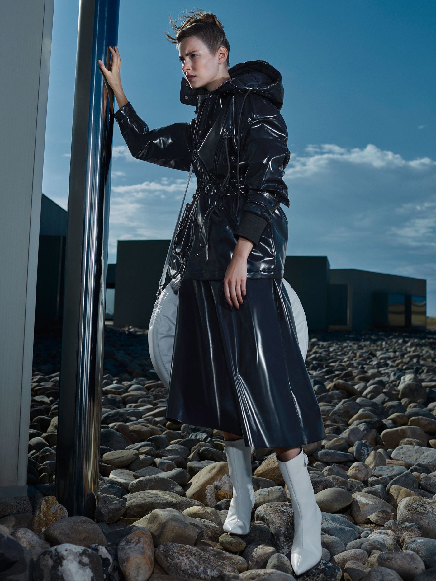 Chaqueta, falda y botas de Sportmax, collares de Aristocrazy y maxi bolso de Maria Ke Fisherman.