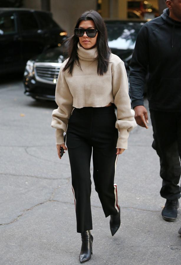 Kourtney Kardashian lució los tres básicos del otoño: pantalón de rayas verticales, jersey de cuello alto y botines de piel de tacón.