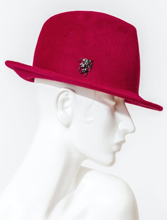 Un sombrero que ponga color a tus looks urbanos, como este de Philip Treacy (Precio: 275 euros).