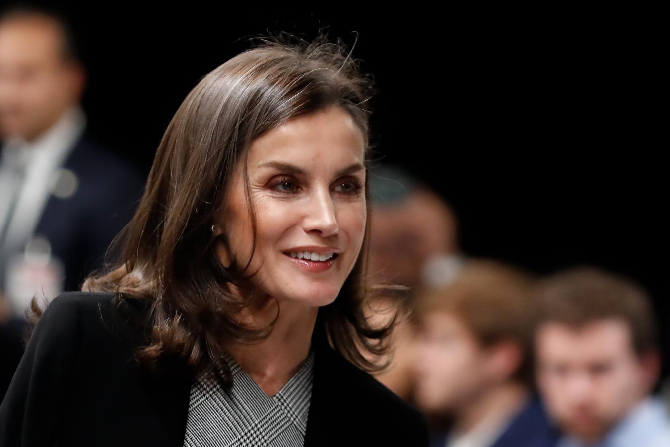 Su excompañero de trabajo en TVE, Miguel Garau, le regaló un boleto de lotería con la fecha de su boda con el Rey Felipe (22504). Número con el que ganó 12.000 euros, que finalmente donó a una ONG.