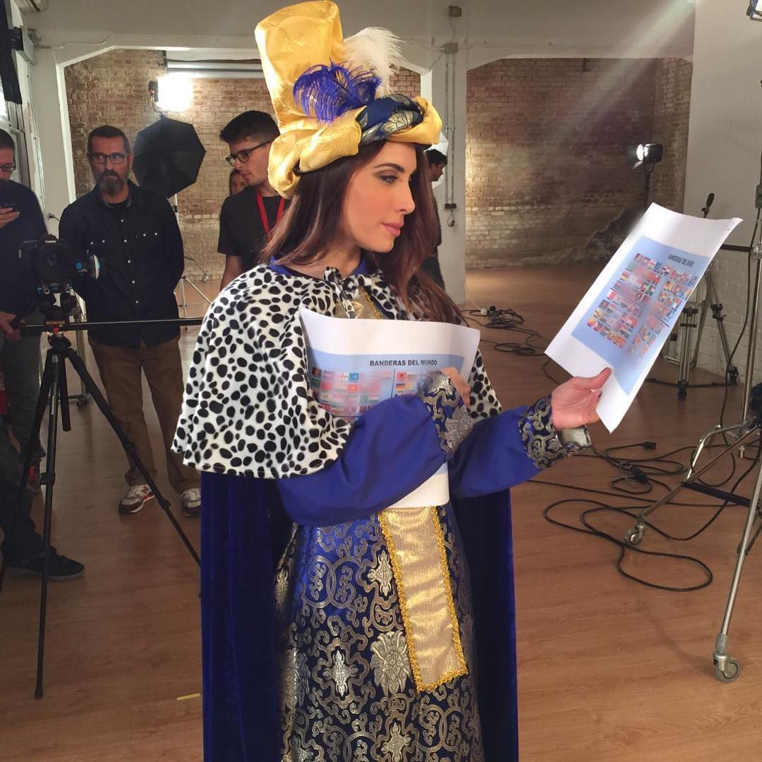 'Colaborando con @unicef_es y aprovechando los breaks para estudiar las banderitas para @elhormiguero Supporting @unicef_es and taking the most out of breaks studying flags for @elhormiguero'