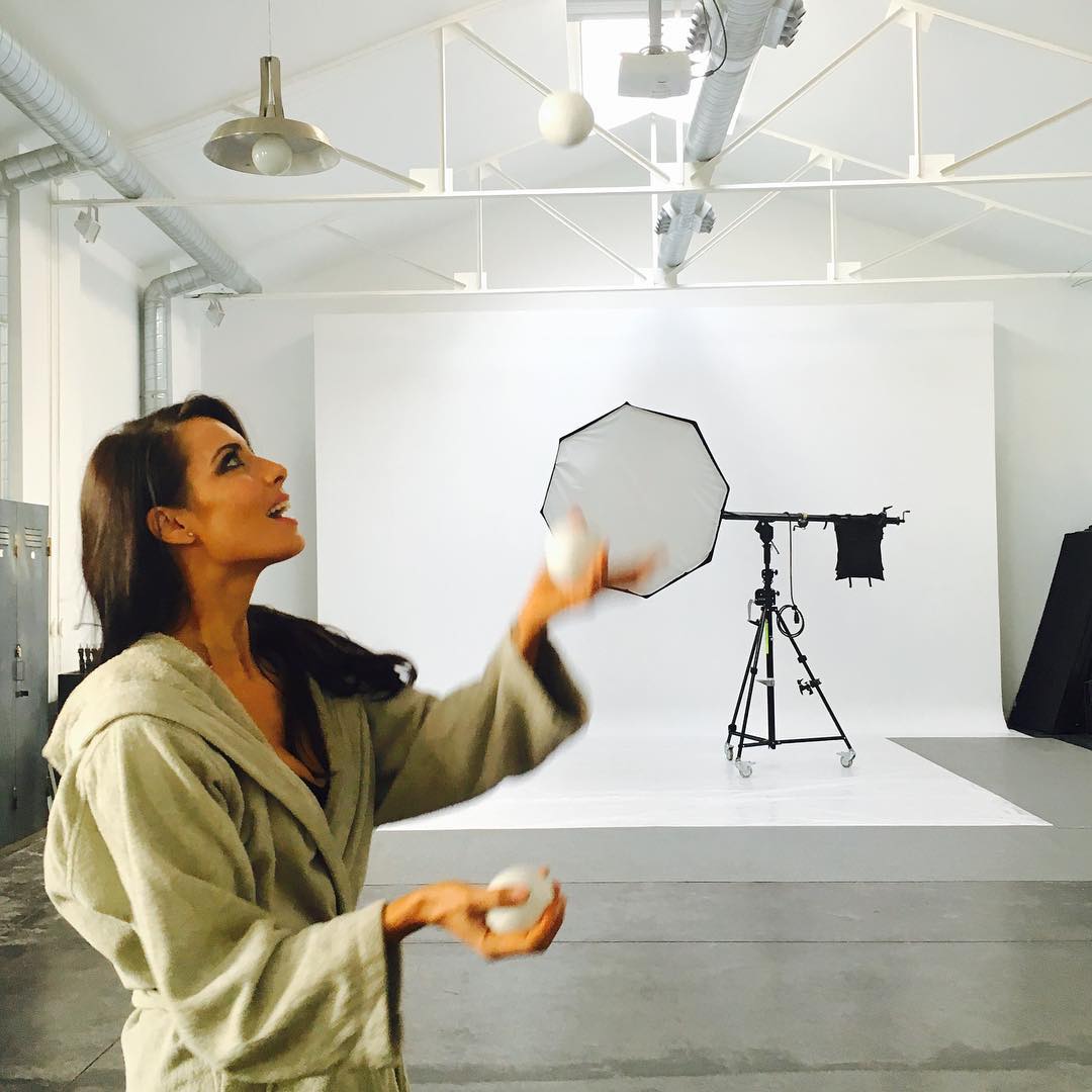 'En los descansitos del shoot, sigo practicando malabares. Ufff, qué difícil // I'm still rehearsing juggling when I'm in the shoot breaks So difficult'