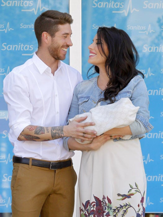 Pilar Rubio y Sergio Ramos durante la presentación de su hijo Sergio Ramos Rubio ante los medios.