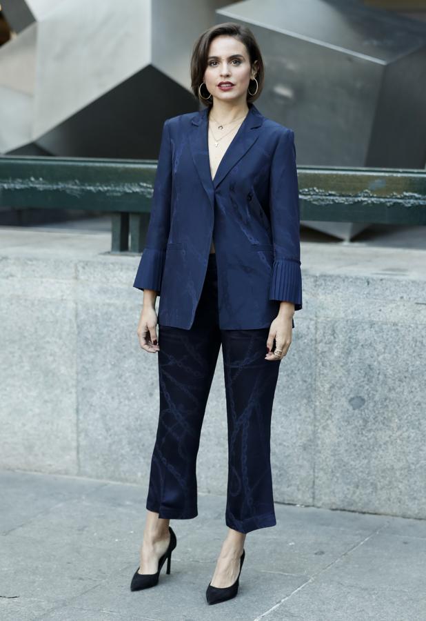 Verónica Echegui reinventó el clásico dos piezas masculino con un conjunto de seda con manfgas plisadas de Pinko que combinó con unos salones de Louis Vuitton