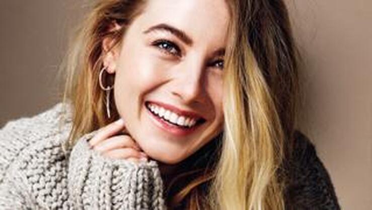 Fotos: Charlotte Vega, con looks cálidos y sofisticados