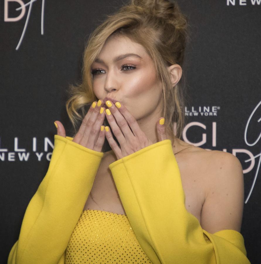 Aunque no somos muy fans del color de uñas de Gigi Hadid,seguro que se ponen de moda estas navidades y próximamente las llevamos todas.