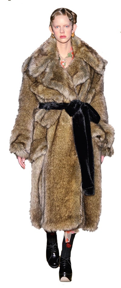 Este invierno casi todas las firmas de lujo cuentan con propuestas de peluche en chaquetones, cazadoras, abrigos y hasta vestidos (Salvatore Ferragamo y Prada). Abrigo de Simone Rocha.