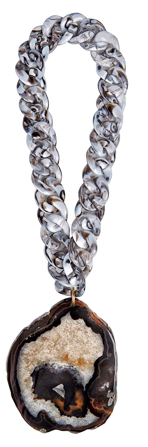 Accesorios con piedras naturales y seis piezas de pret-à-porter elaboradas con las mejores pieles made in Spain.