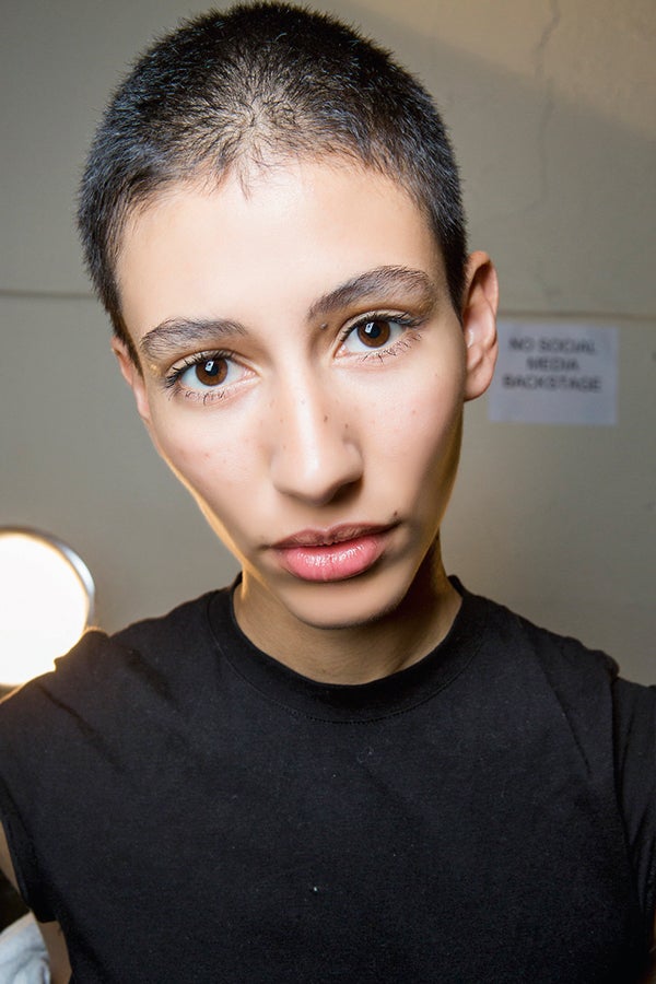 Lo puso de moda Demi Moore con La teniente O'Neil; años después, la modelo Ruth Bell demostró que la cabeza rapada es bella.