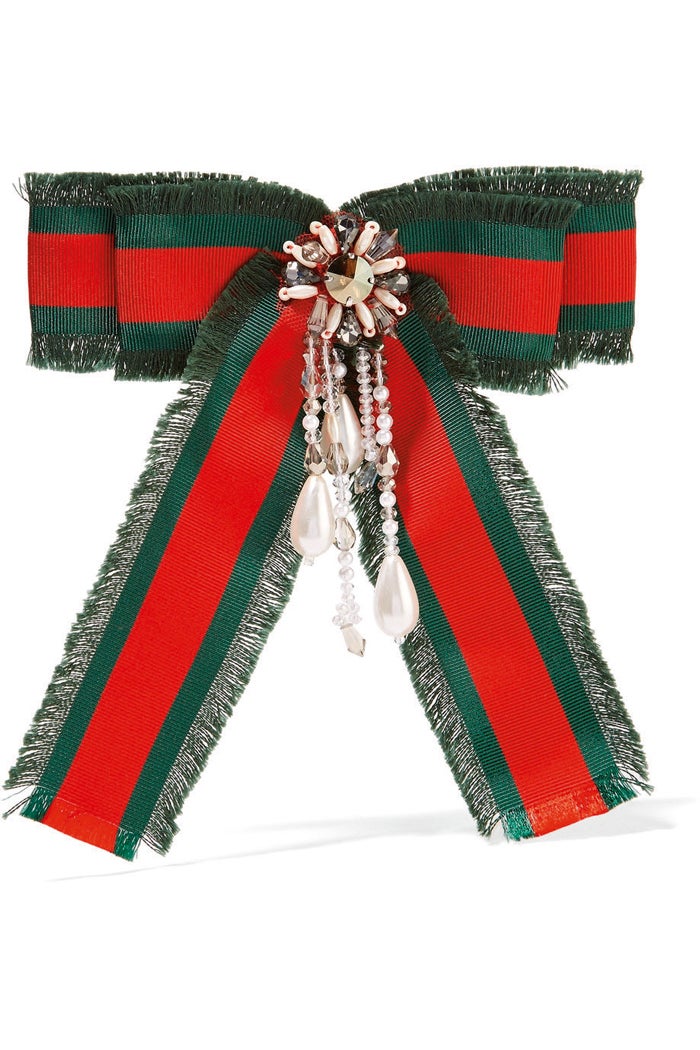 Los lazos, las americanas y los colores más femeninos se revisan para conseguir estilismos más relajados, pero que no pierden ni un ápice de sofisticación. Añade a tu look una bomber, un broche joya y lazos para lograr un resultado de 10.