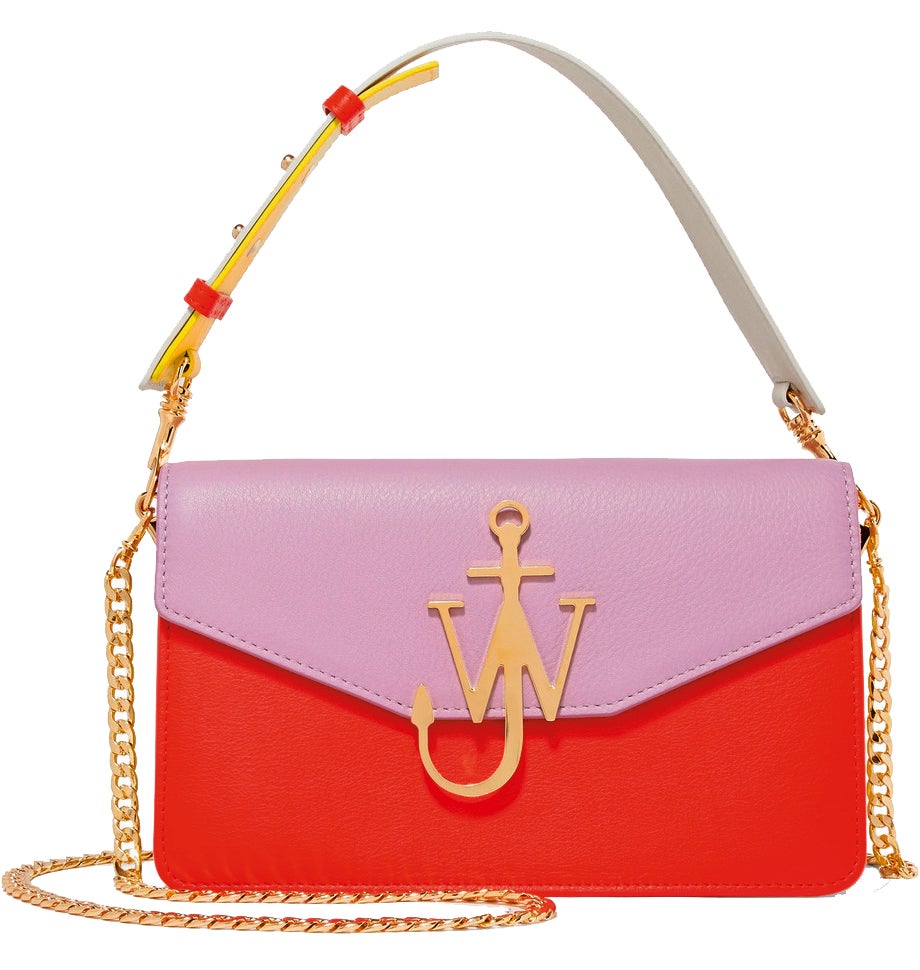 Los lazos, las americanas y los colores más femeninos se revisan para conseguir estilismos más relajados, pero que no pierden ni un ápice de sofisticación. Añade a tu look una bomber, un broche joya y lazos para lograr un resultado de 10.