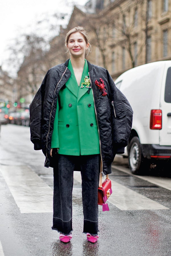 Los lazos, las americanas y los colores más femeninos se revisan para conseguir estilismos más relajados, pero que no pierden ni un ápice de sofisticación. Añade a tu look una bomber, un broche joya y lazos para lograr un resultado de 10.