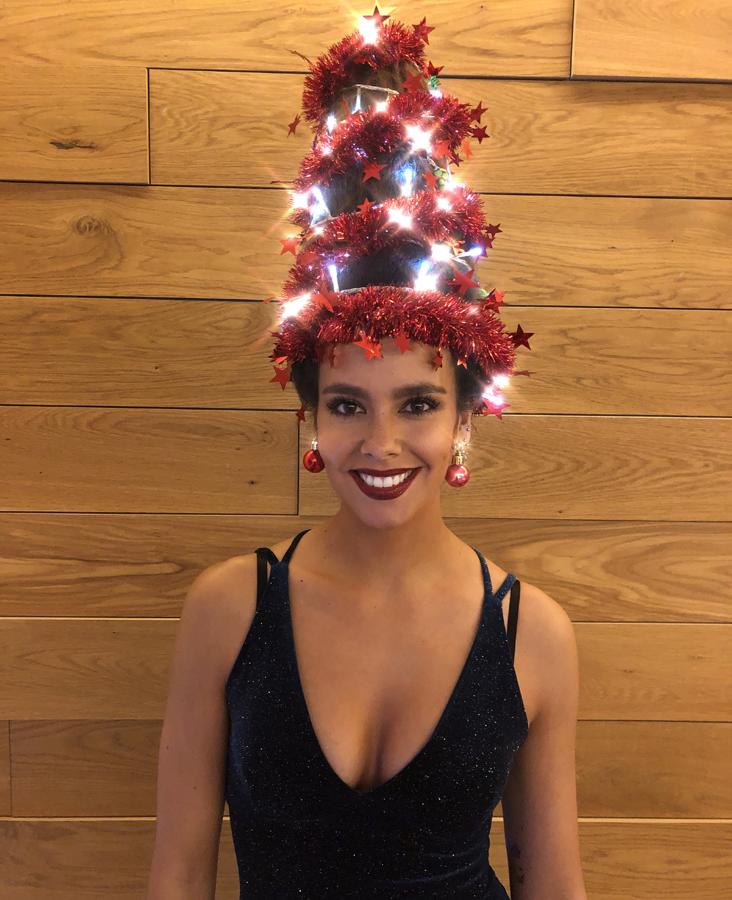 Así de guapa está Cristina Pedroche, con un árbol de Navidad sobre su cabeza. Una buena forma de felicitar las fiestas a todos.