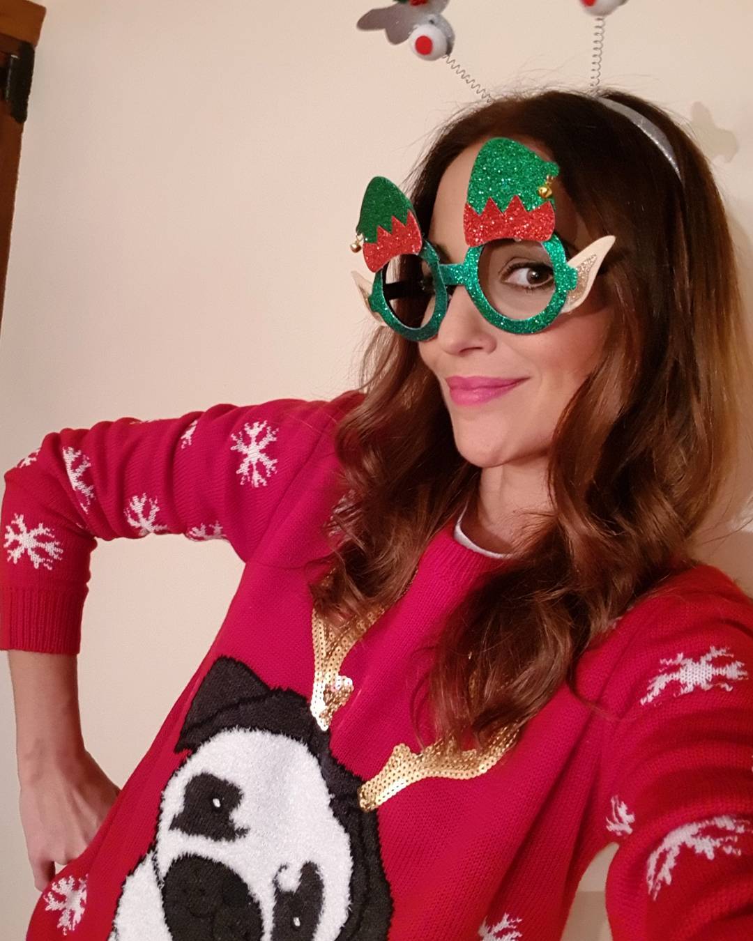 Paula Echevarría, con jersey y gafas navideñas para desear a todos unas felices fiestas.