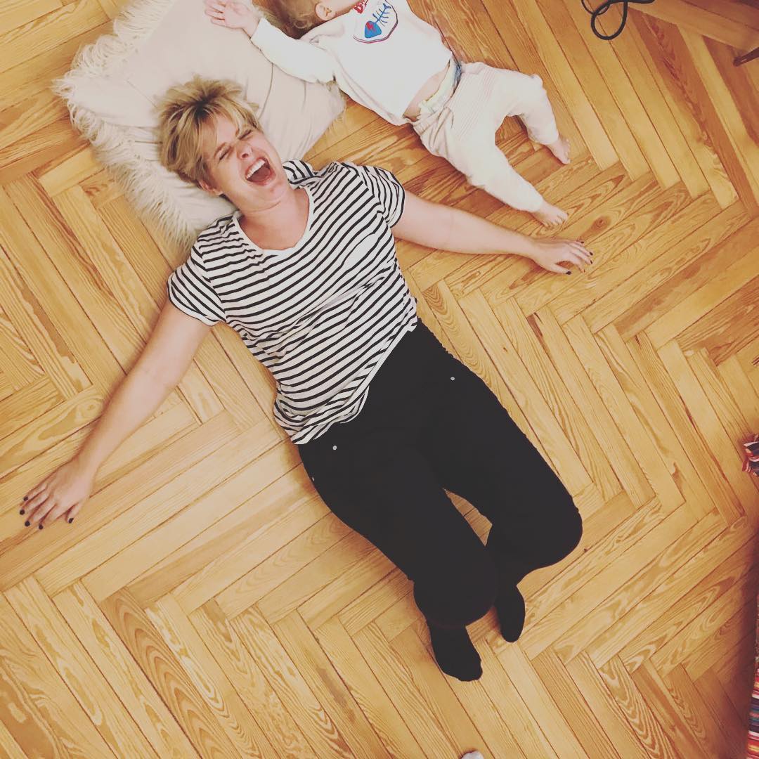 Una divertida foto de Tania Llasera jugando con su hijo donde desea una Feliz Navidad a todos.