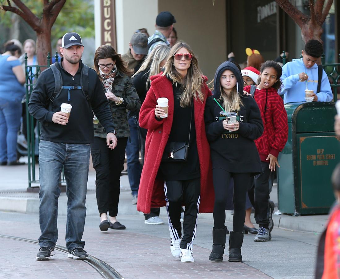 Heidi Klum apostó por un look relajado con pantalón de chándal y zapatillas Adidas y jersey negro.