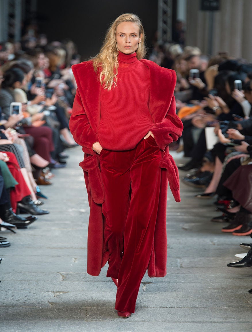 Aunque el abrigo beige es el más famoso, Max Mara también cuenta con otro modelo rojo, que también está agotado a pesar de rondar los 2000 euros.