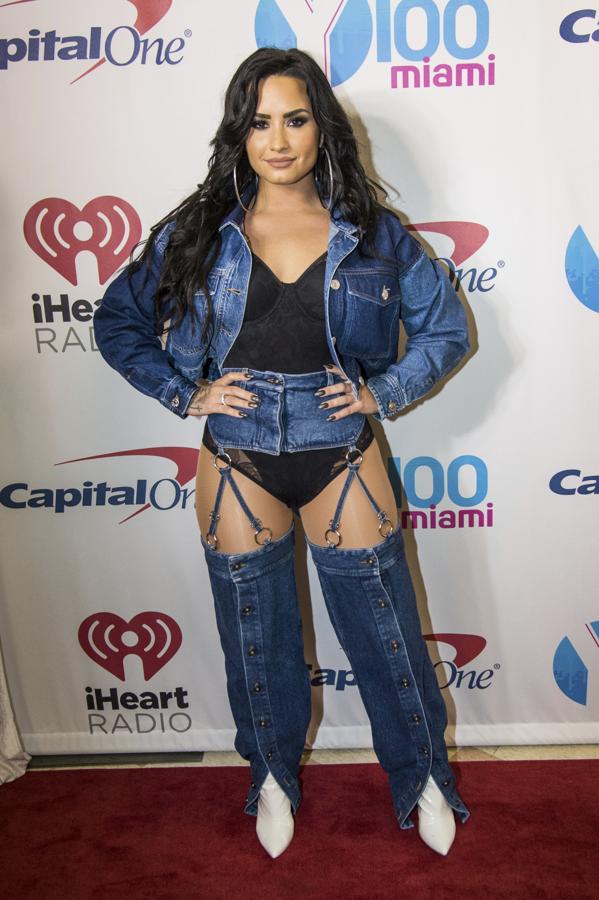 Sí, seguimos pensando que este look denim de Demi Lovato es de lo peorcito que hemos visto este 2017.