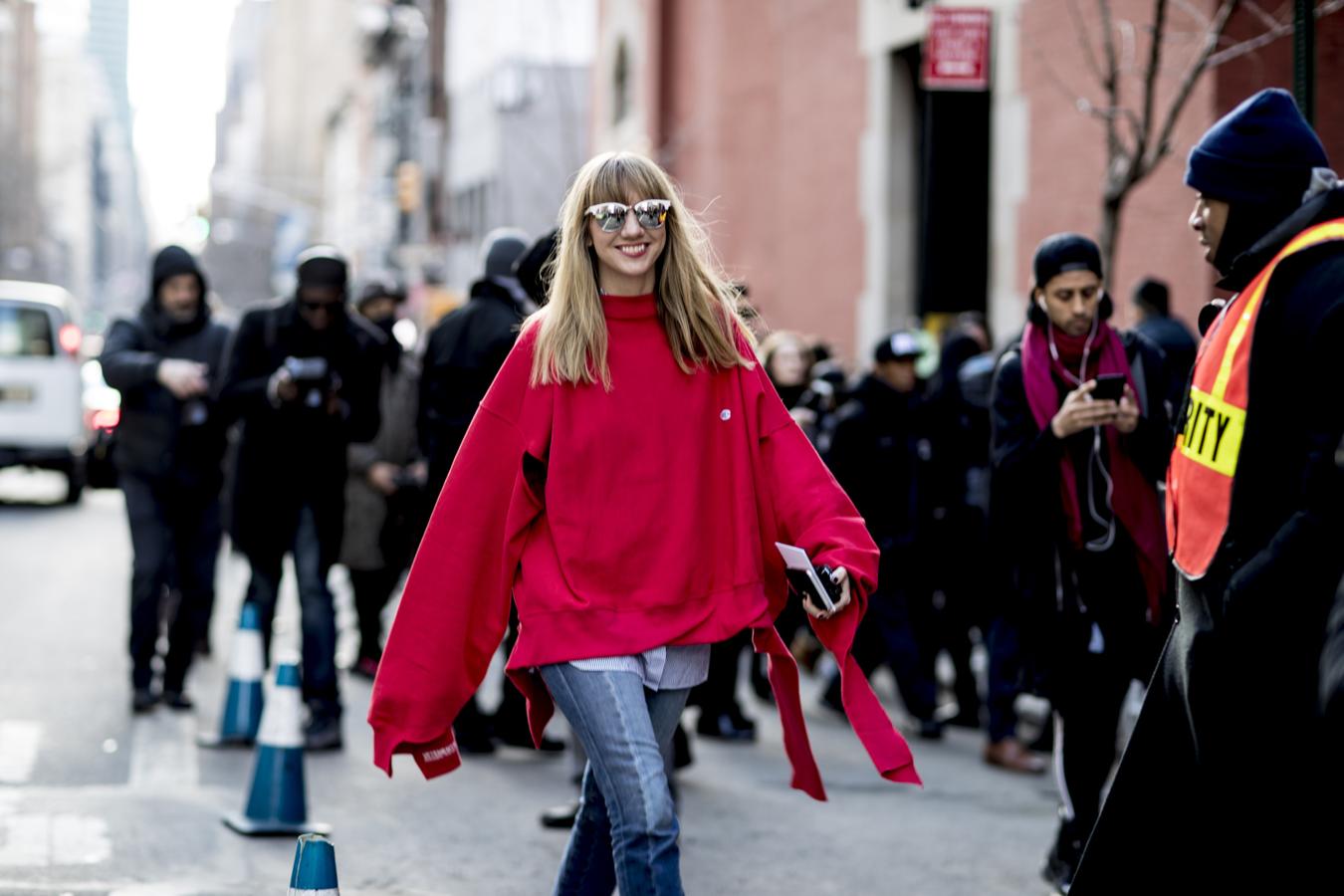 El mismo rechazo nos producen las sudaderas con trapos del polvo incorporados. Lo incómodo que debe ser pasar la ensalada cuando la lleves puesta. A tu suegra le da un vahído