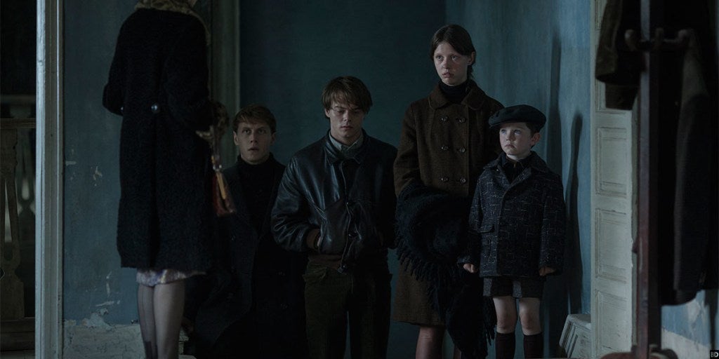 Con una familia en una casa muy antigua solo puede pasar una cosa. 'El secreto de Marrowbone' es para ti si te gustan las películas de suspense y terror. Escrita y dirigida por Sergio G. Sánchez.