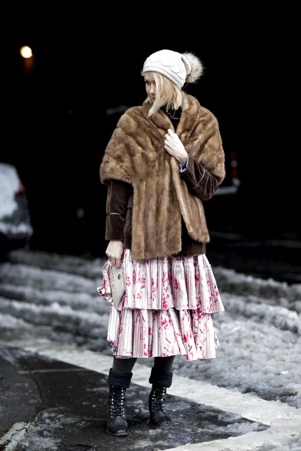 Pero otro día, alguien vuelve a la realidad y se da cuenta de que cuando hace frío hay que abrigarse. Y se lo pone todo: pieles, falda de verano, chaqueta de terciopelo... Tampoco hay que pasarse.