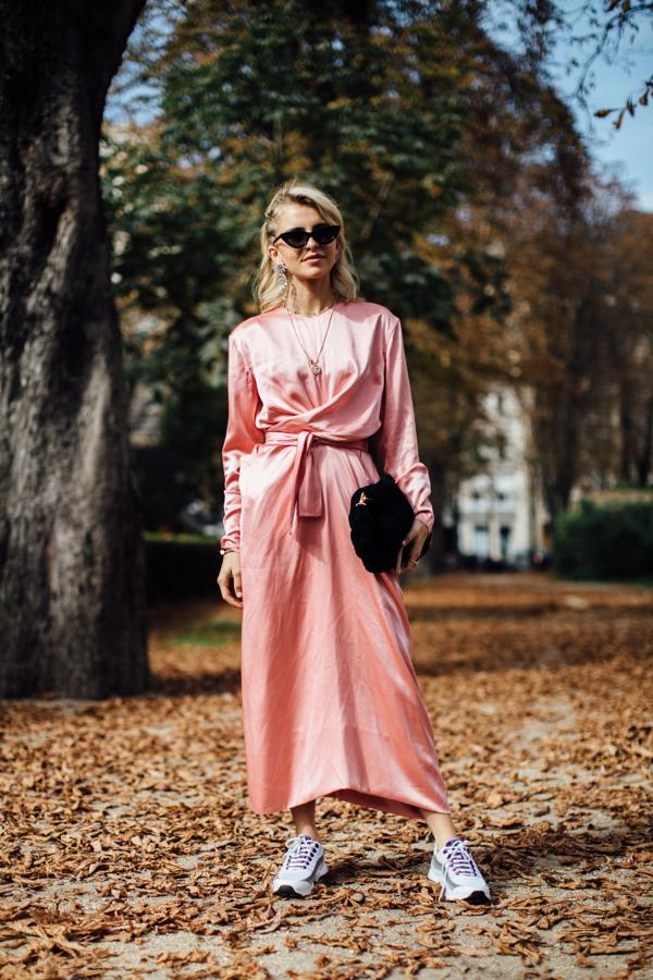 Casi tan malo como quien combinó unas zapatillas de correr con un vestido de seda. Y claro que lo moda está para arriesgar, pero eso es tirarse a una piscina sin agua