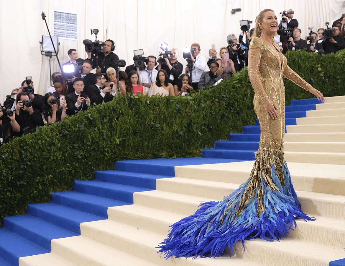 Aunque para impresionante, el vestido de Blake Lively. Con cadenas y plumas azul eléctrico en la cola, fue una de las más elegantes con una creación de Versace