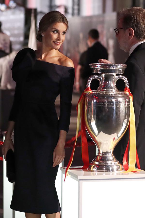 La reina Letizia esperó al último mes del año para lucir por primera vez una prenda de Delpozo, la firma española más internacional. Escogió un elegante diseño azul marino.