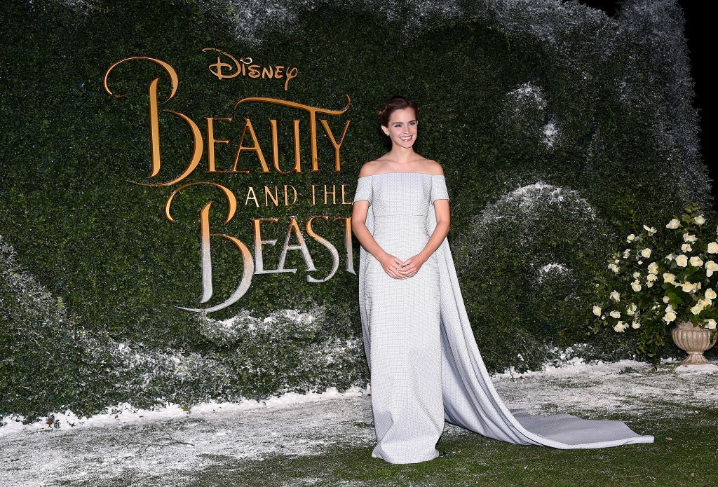 Emma Watson estrenó 'La bella y la bestia' vestida como una auténtica princesa de cuento con un vestido con off the shoulder y capa de Emilia Wickstead.