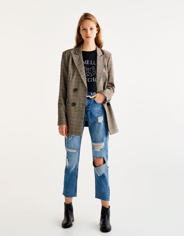 Vaqueros 'cropped' rasgados de Pull & Bear. Precio: 20 euros.