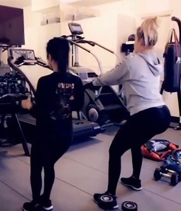 Khloé Kardashian practicando deporte.