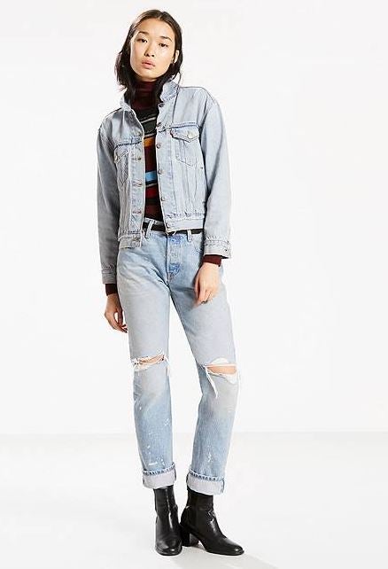 Vaqueros lavados a la piedra y rasgados en las rodillas de Levi's. Precio: 130 euros.
