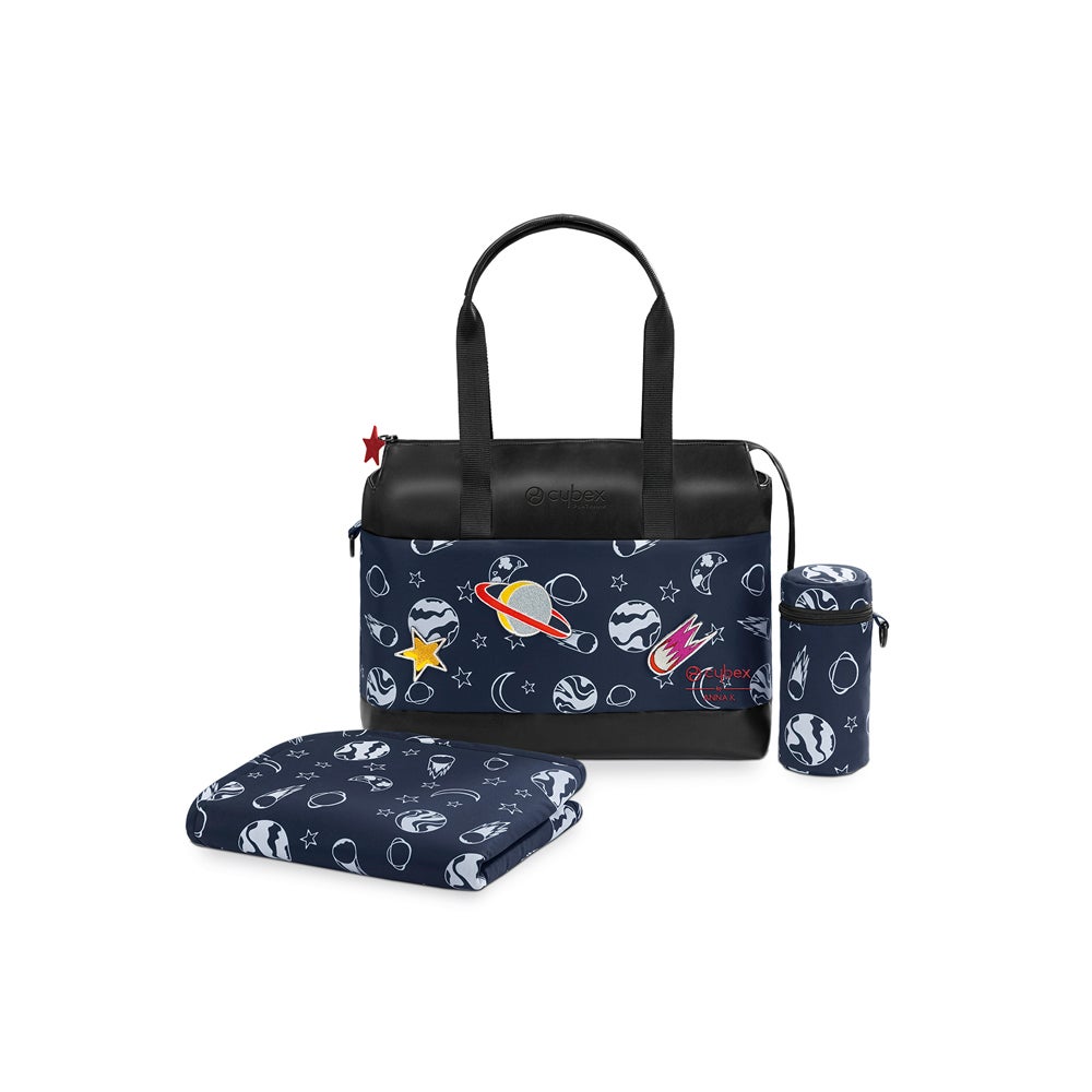 Todas las piezas (sillas, sacos, bolsos, cestos...) van estampados con motivos muy galácticos. Todo un viaje al universo infantil. www.cybex-online.com.