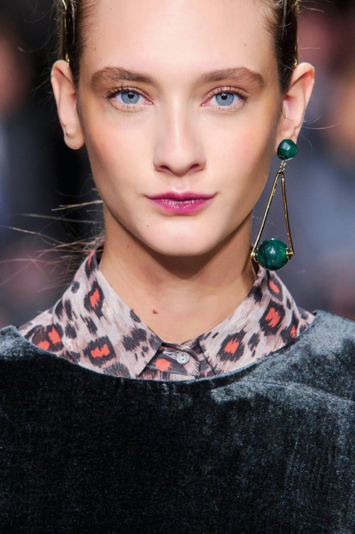 Piensa también en el largo de tu cuello y en los tonos que más favorecen a la tonalidad de tu piel. Por último, elígelos mejor móviles. Acertarás de lleno.