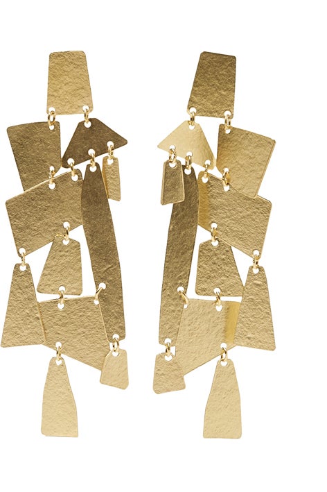 Elige formas, colores y largos que contrasten con tu vestuario y que resalten tu maquillaje.