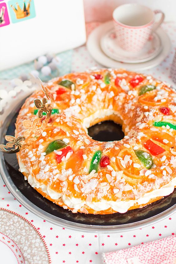 Es el típico, pero es que el roscón con nata está riquísimo, ¿a que sí?