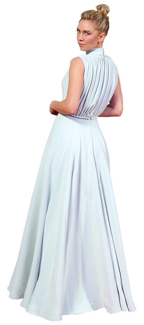 Pero también saca una versión más sexy, con su melena rubia platino, peinada hacia atrás con efecto wet, y estilismos más rockeros.