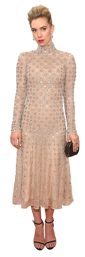 Pero también saca una versión más sexy, con su melena rubia platino, peinada hacia atrás con efecto wet, y estilismos más rockeros.