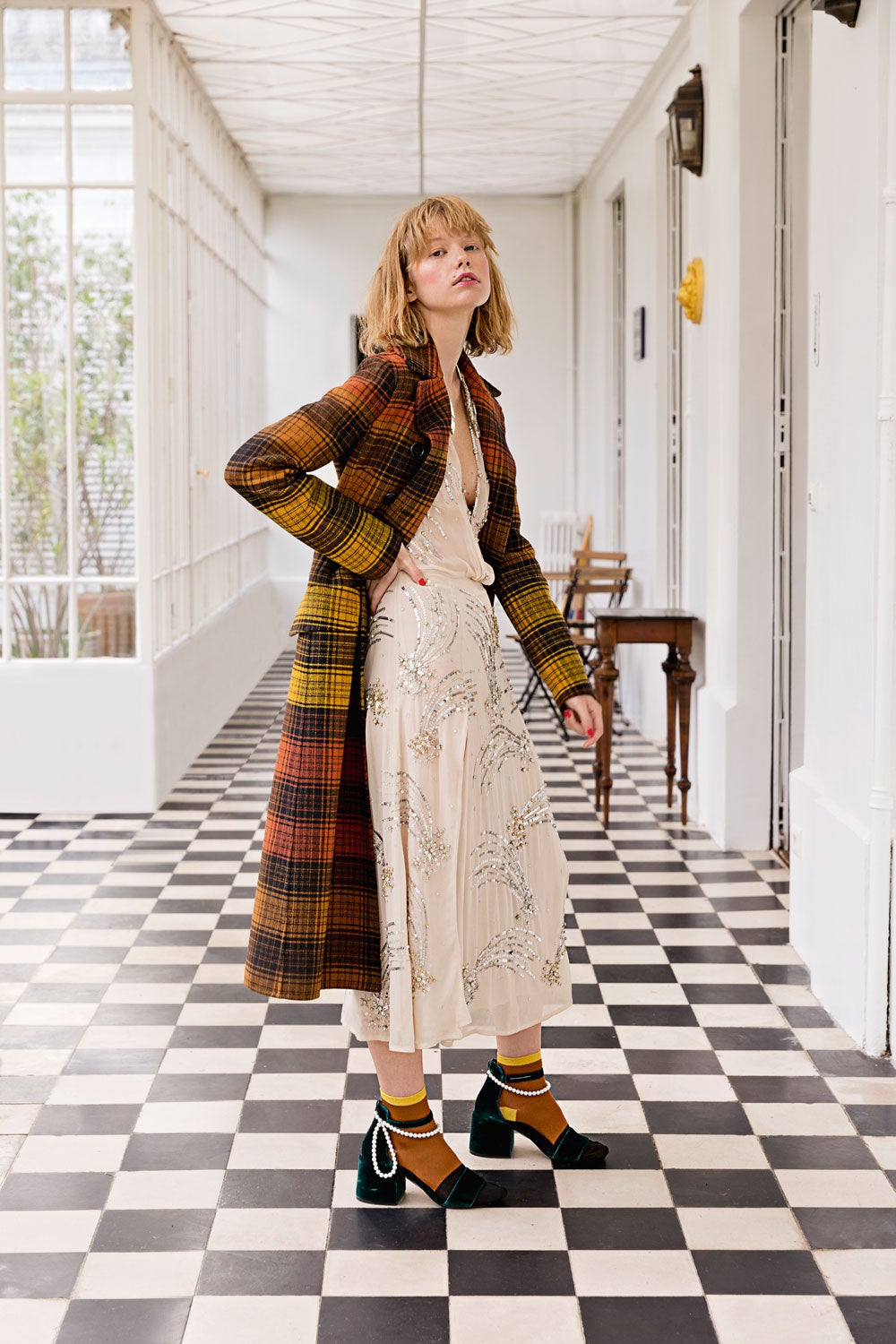 Abrigo de Bottega Veneta, vestido de Elisabetta Franchi, calcetines de Happy Socks y zapatos de MM6.