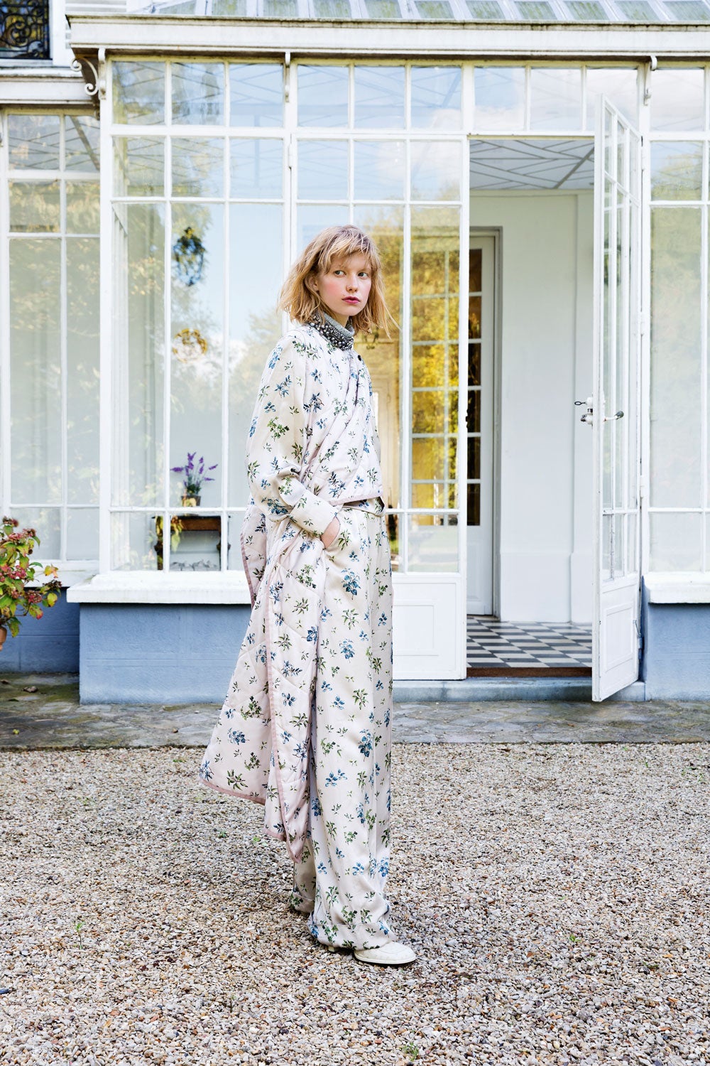 Monopantalón, capa y zapatos de Mulberry; y collar de Chanel.