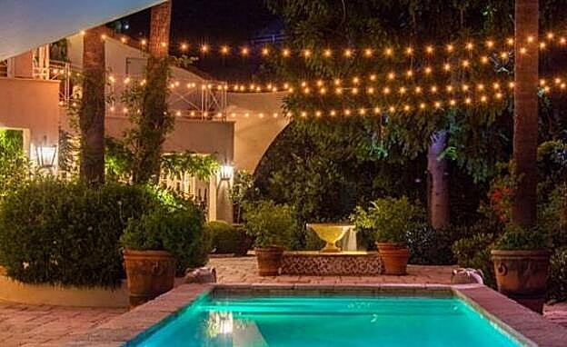 Piscina exterior de la mansión puesta en venta por la cantante.