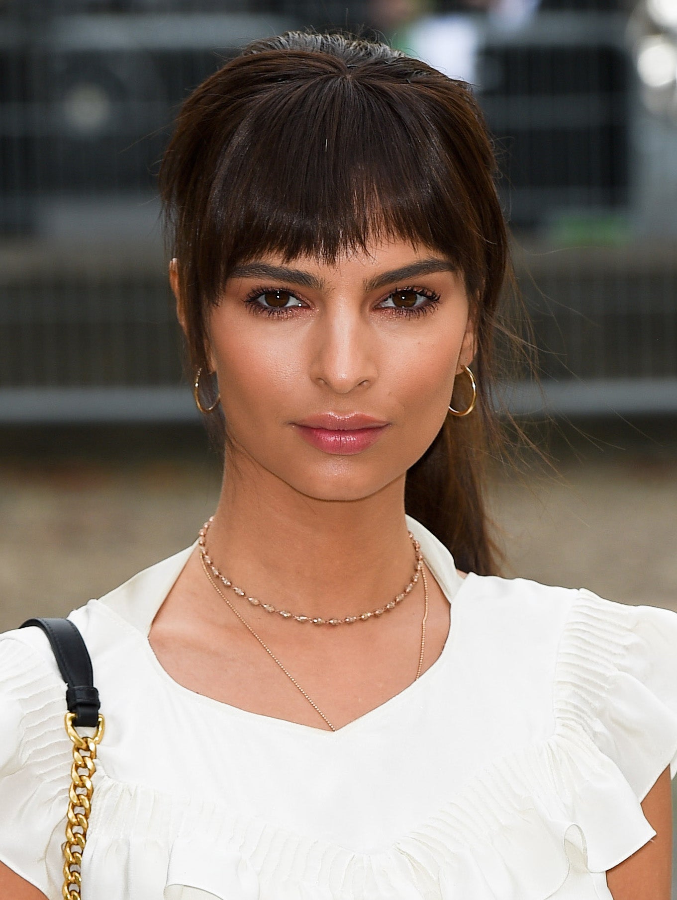 Y pocos días después, el 3 de octubre de 2017, Emily Ratajkowski con otro corte de pelo: melena larga y flequillo. ¿Cómo es su verdadero pelo? Incógnita...