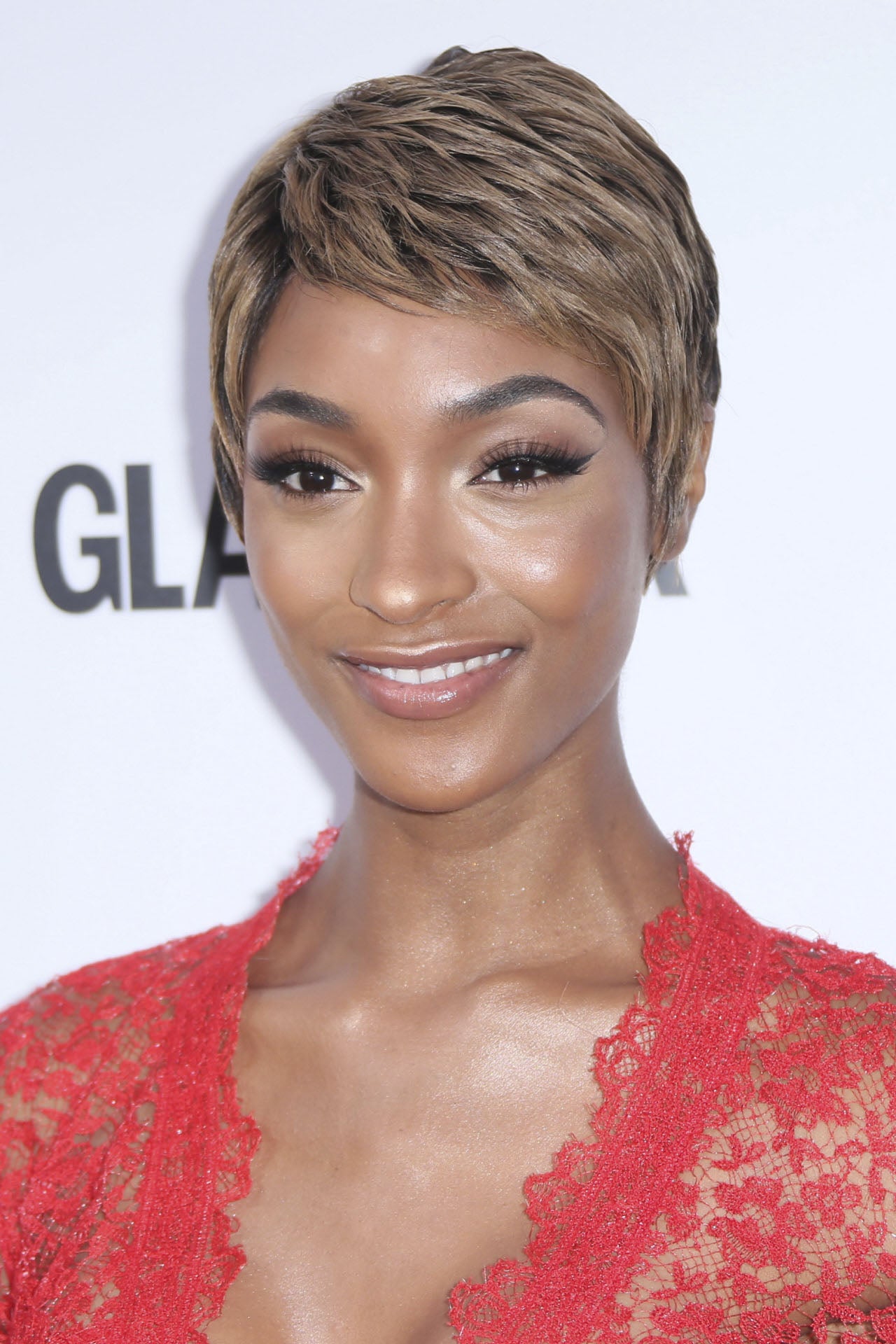 Jourdan Dunn con un pixie platino el 6 de junio de 2017.