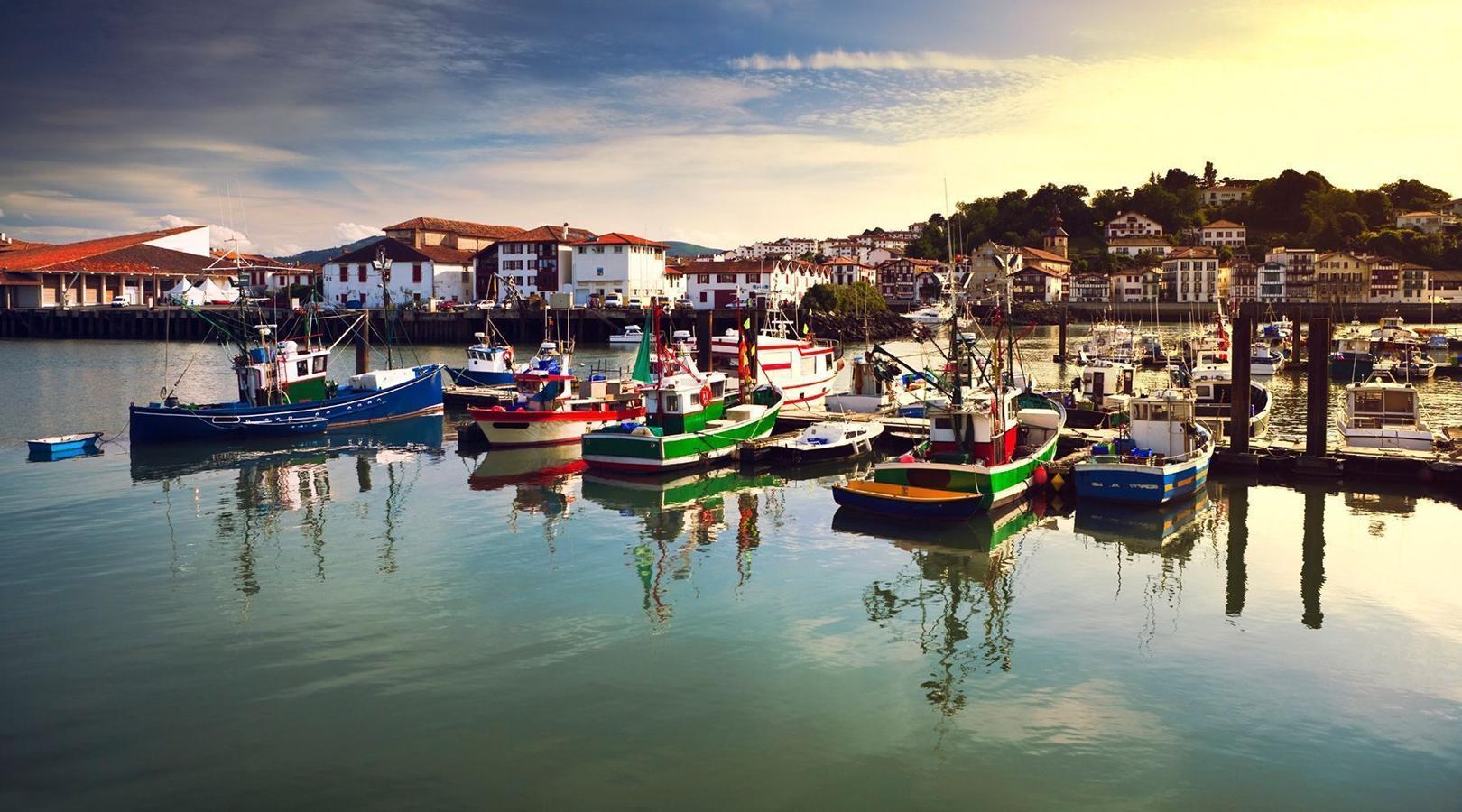 En octubre desubriremos la apabullante costa vasco-francesa, con playas casi vírgenes como Soorts-Hossegor, y villas tan pintorescas como San Juan de Luz, Hendaya, Biarritz o Bayona.